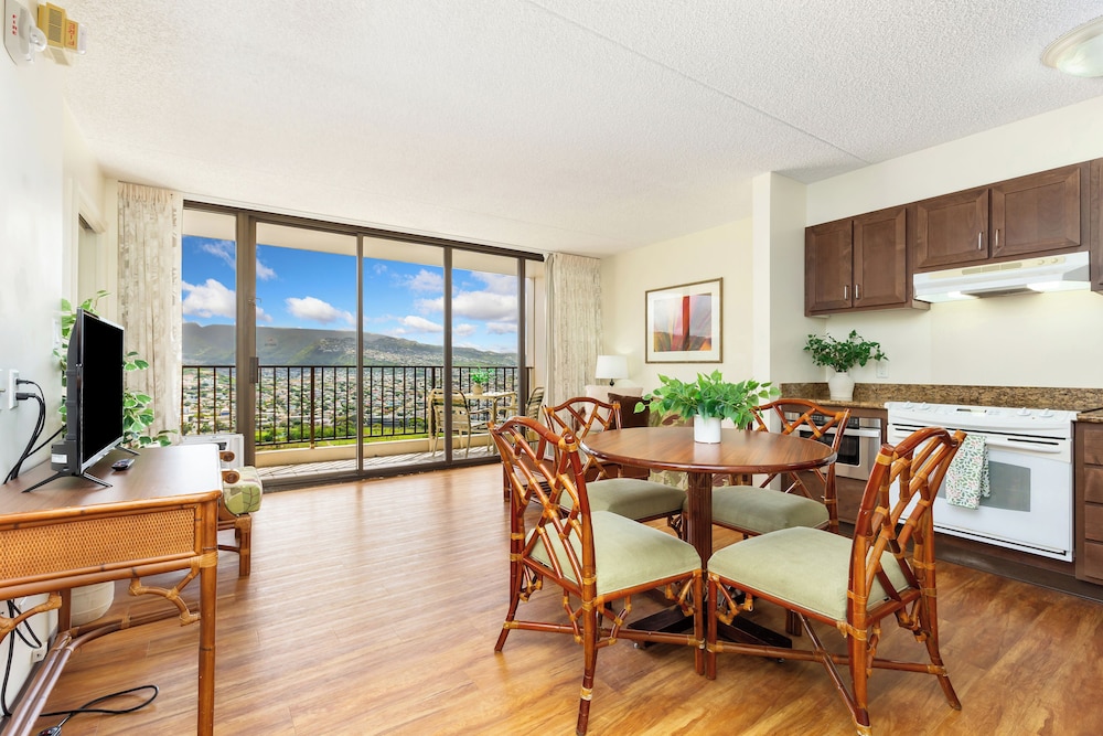 Waikiki Banyan 3409