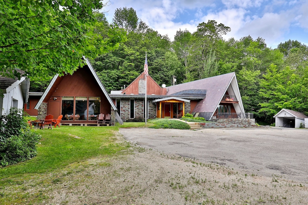 Rent An Inn! Takeover The Birch Ridge W/ Your Group. Mountain Lodge: 11 Rooms, Bar, Fireplace. 28ppl 11 Bedroom Home