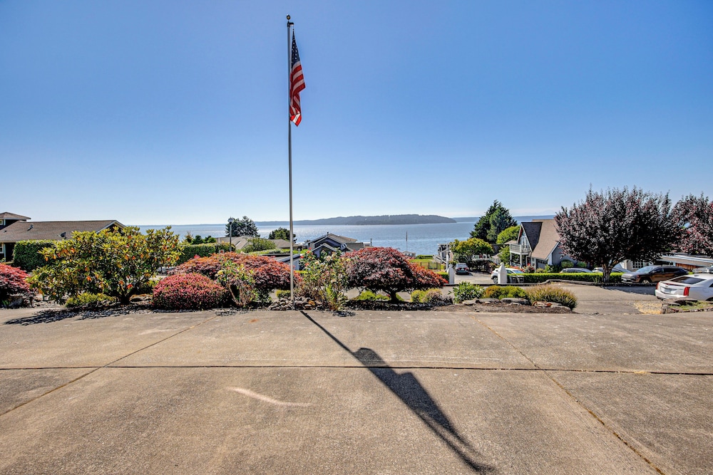 Puget Sound Views: Des Moines Apt w/ Patio