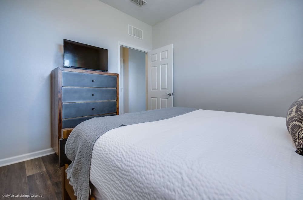 Santiago's Corner Ventura 3 Bedroom Condo by RedAwning
