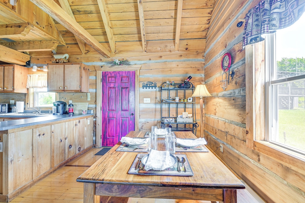 2 Mi to Mabry Mill: Mtn-view Cabin w/ Porch!