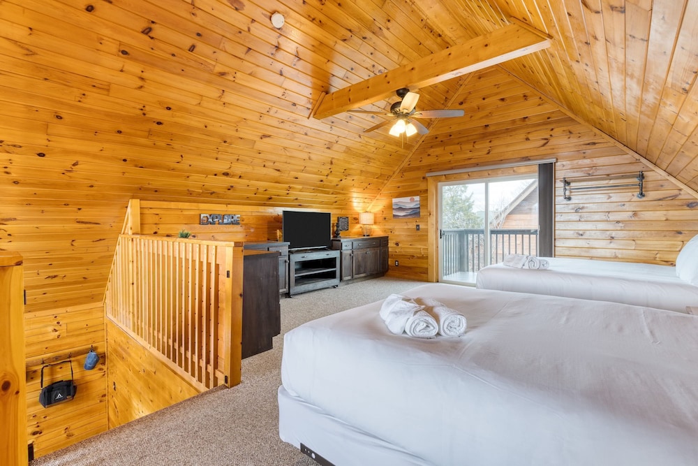 Cozy Cabin Hot Tub Balcony Golf Simulator Near Pigeon Forge Smoky Mountain Group Retreat Mountains Are Calling by Avantstay