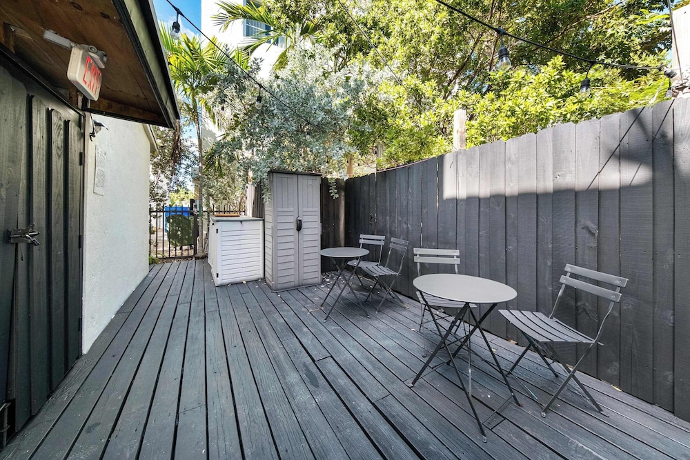 Retro Miami Getaway With Free Parking 1 Minute From Beach