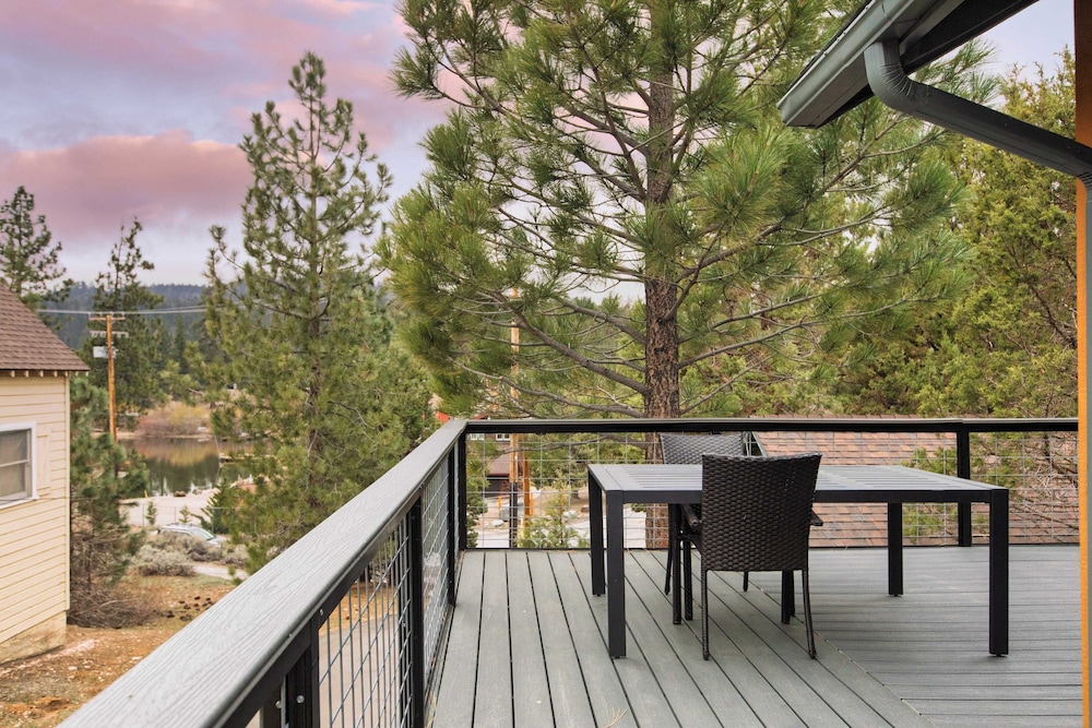 Cozy 2BR Fawnskin Cabin Big Bear Lake, Hiking Trails & Snow Summit Nearby