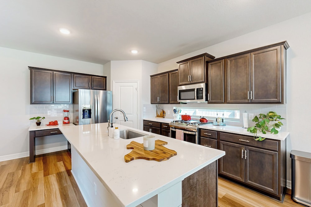 3BR Cozy Home w/ Enclosed Backyard & W/D