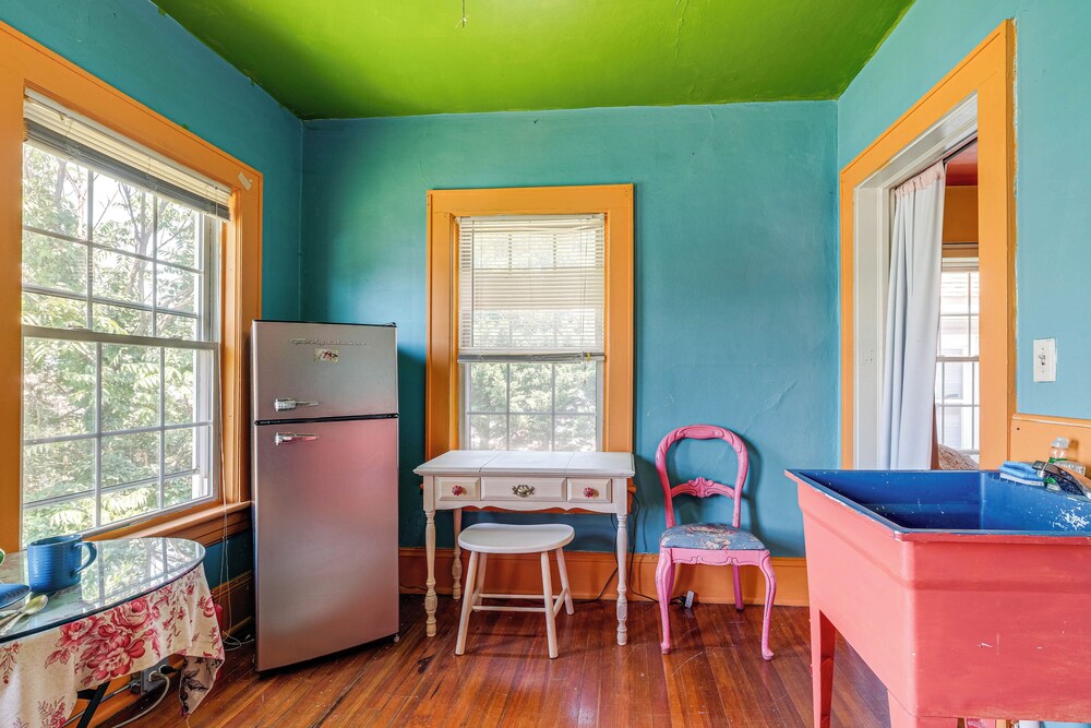 Half-mi to Dtwn: Cozy Roanoke Apt!