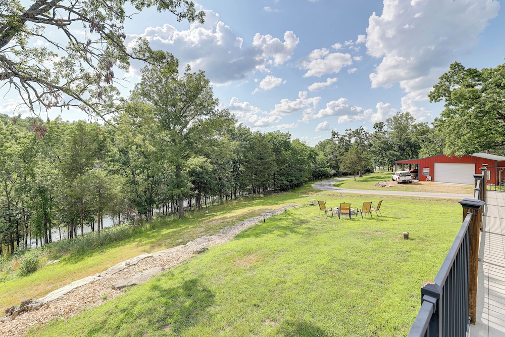 Outdoor Kitchen + Hot Tub: Table Rock Lake House