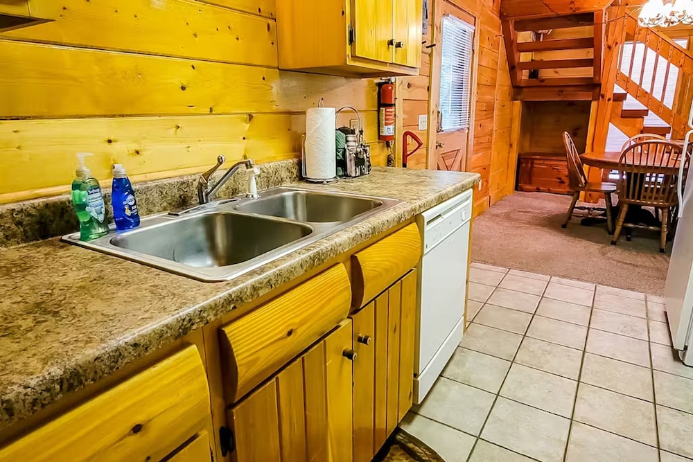 Cozy Cabin w Game Room hot tub Creek