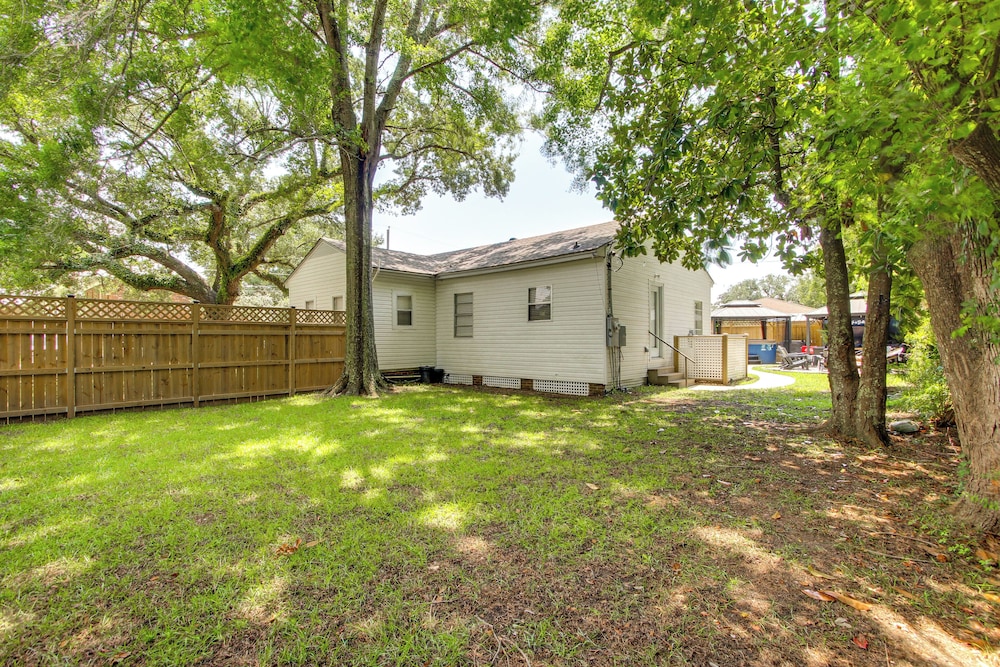Walk to Beach, Gazebo w/ Hot Tub: Gulfport Gem!