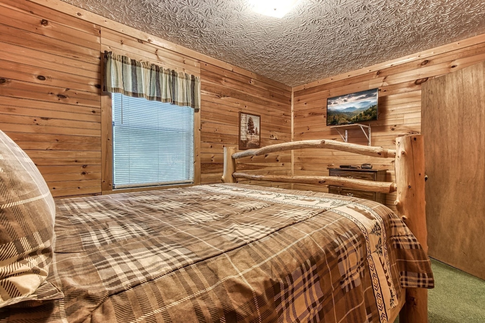 Nature's View - Enjoy Nature At Its Best! 3 Bedroom Cabin by RedAwning view 2