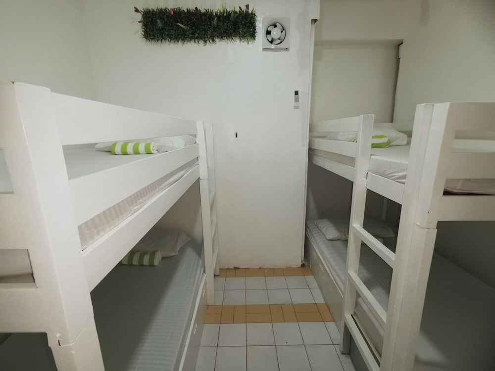 Resort’s Side Hostel near Shangrila