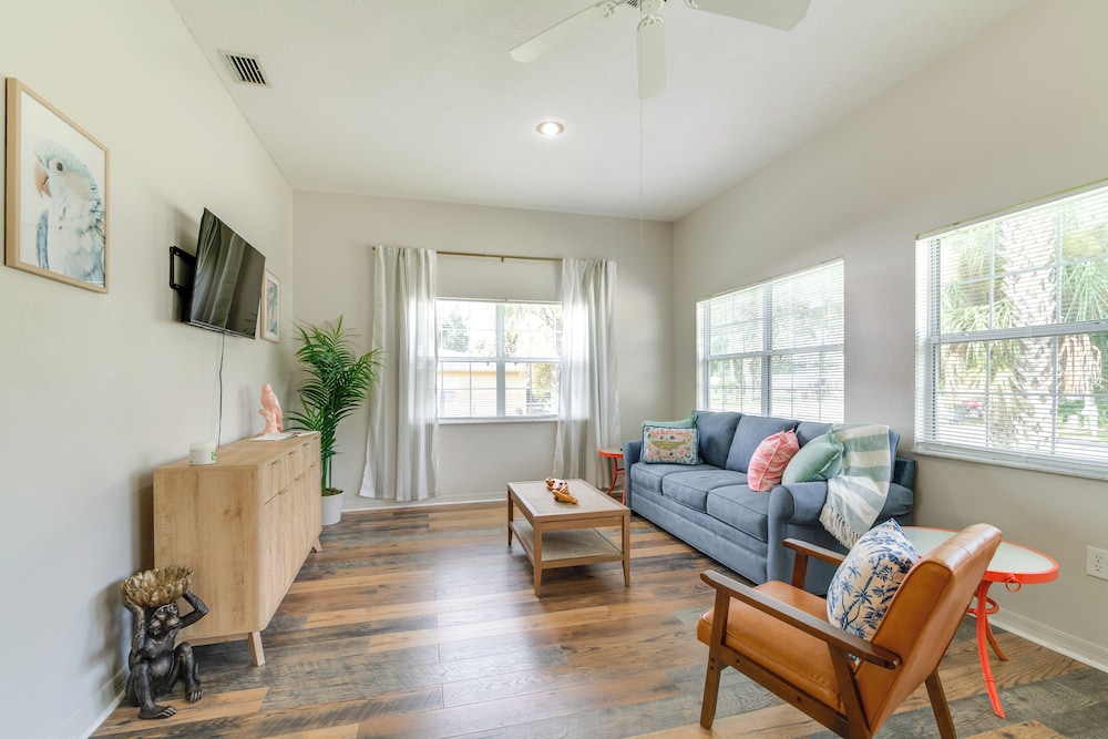 Explore Dtwn Crystal River: Walkable Duplex Unit