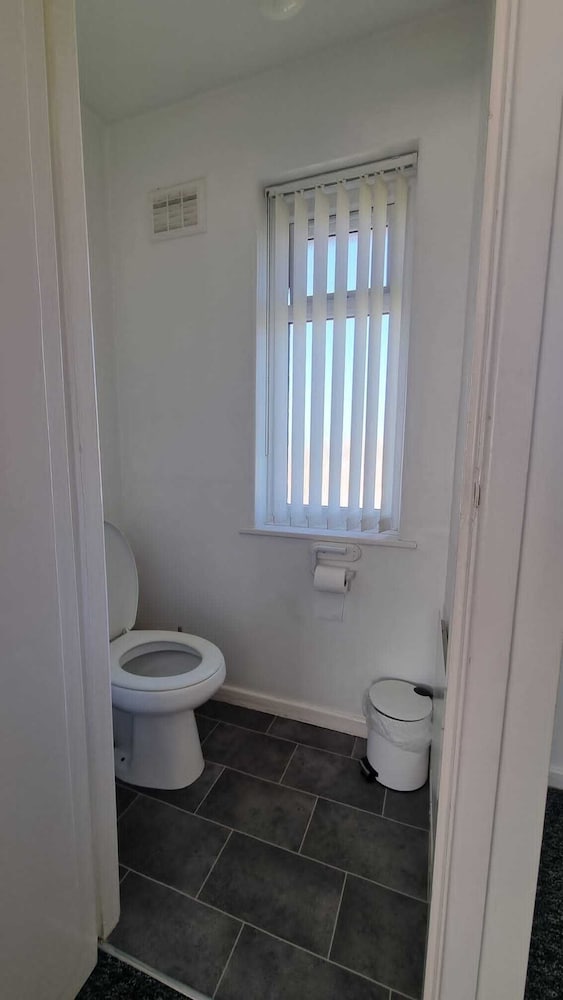 Doncaster-house-sleeps8-parking-garden