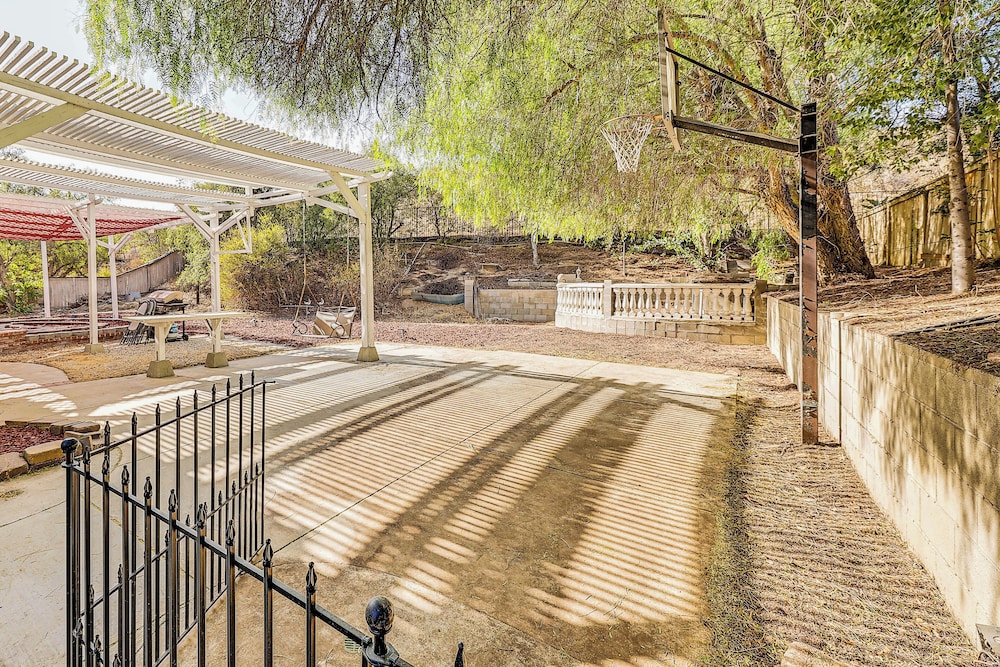 13 Mi to Dtwn Riverside: Socal Family Home!