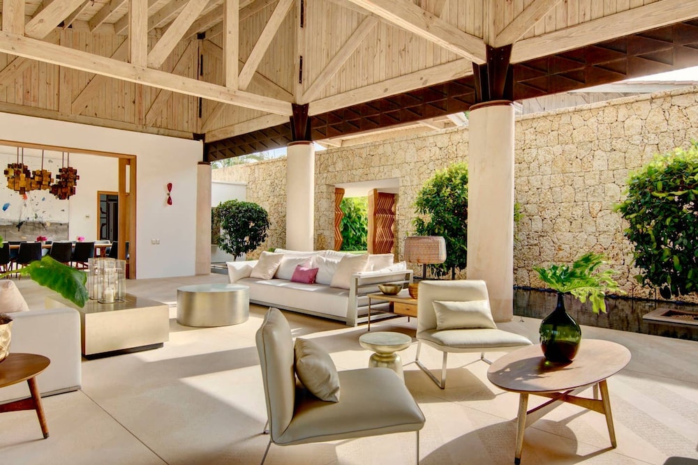 Architect s Estate w Pool Private Chef Butler
