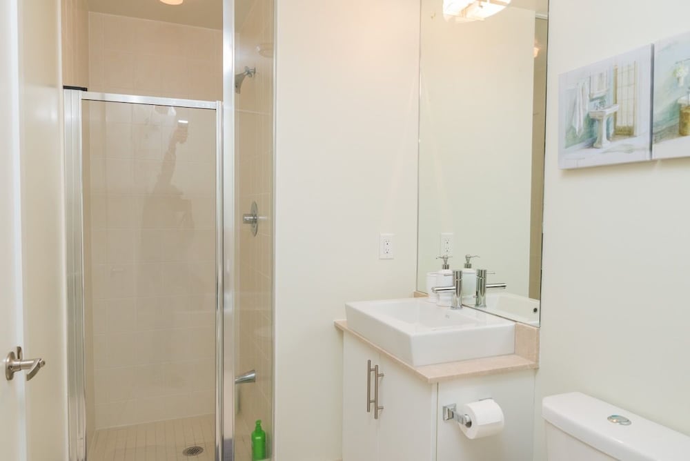 Sarkar Suites - Maple Leaf Square
