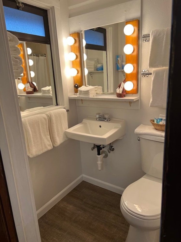 Sunset Oceanfront Lodging