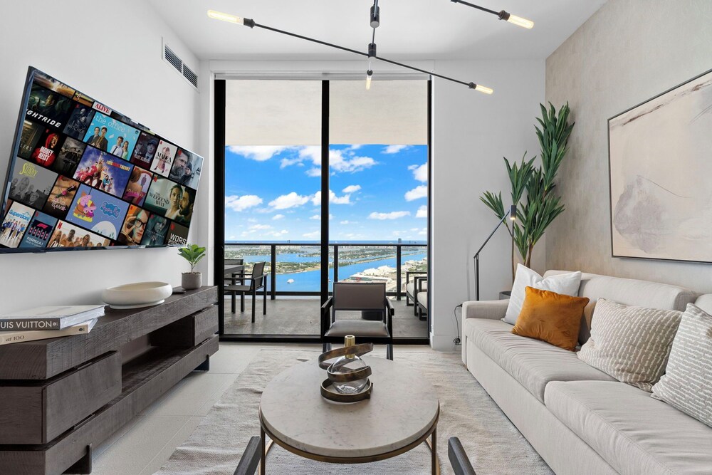 Lux Studio W City Views and Pool