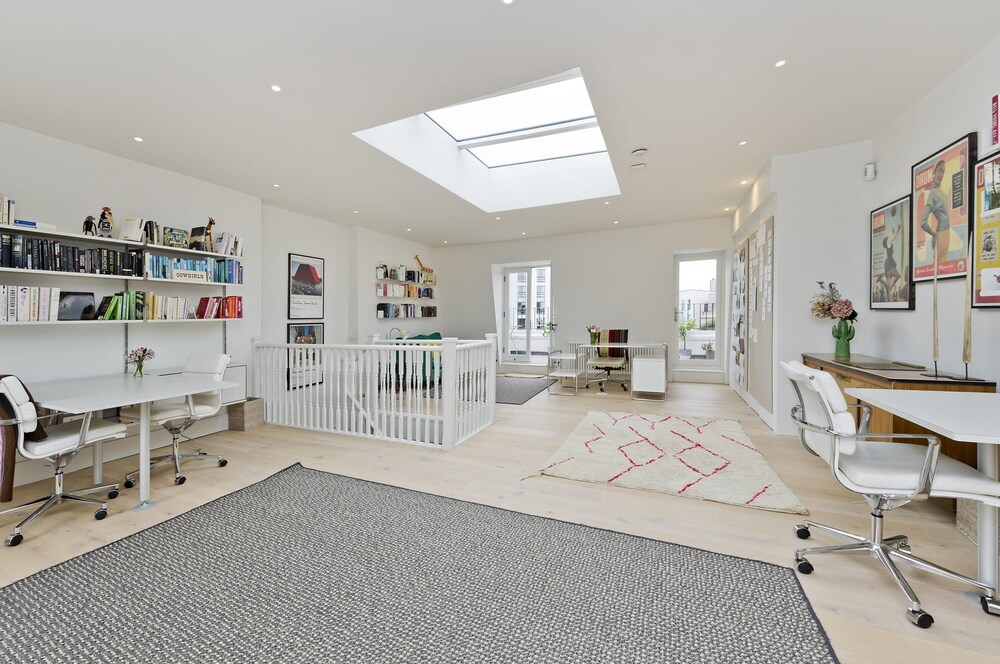Gorgeous Stylish Interior Designed 5 Bed Home in Holland Park - Superb Location