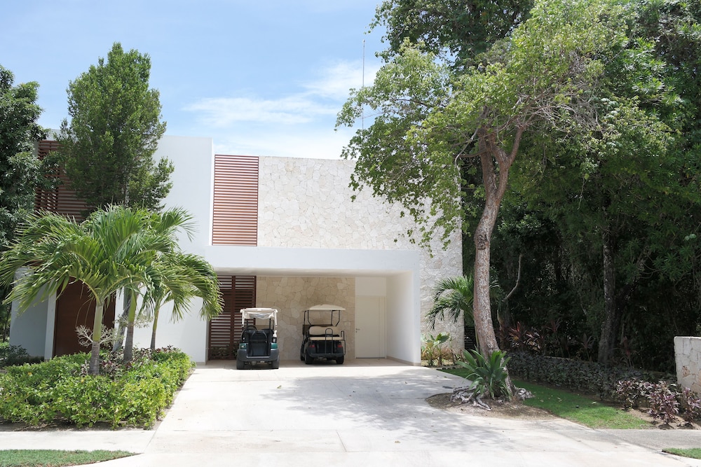 Bahia Principe Vacation Rentals - Three-Bedroom House