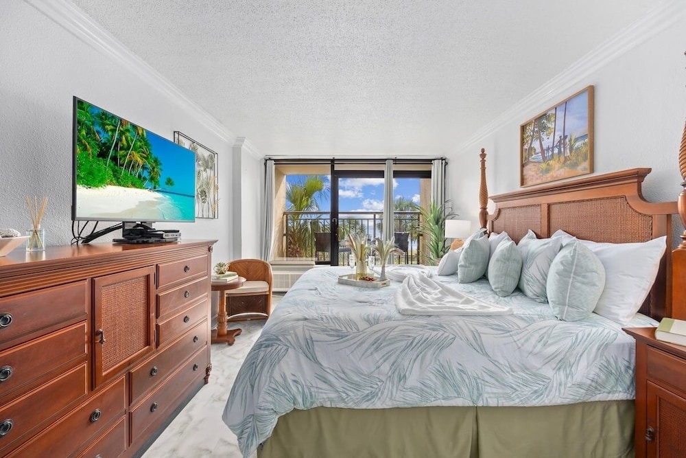 Holiday Pavilion 208 1 Bedroom Condo