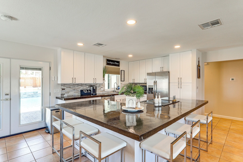 Casita + Chef's Kitchen: Lake Havasu Desert Oasis
