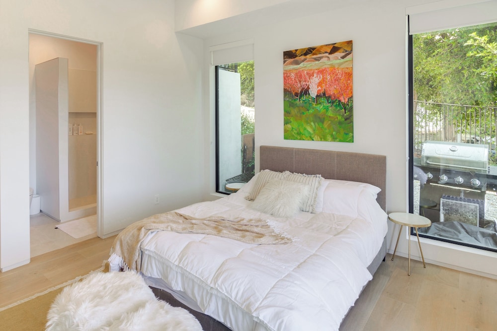 1 Mi to Point Dume: Mtn-view Escape w/ Patio!