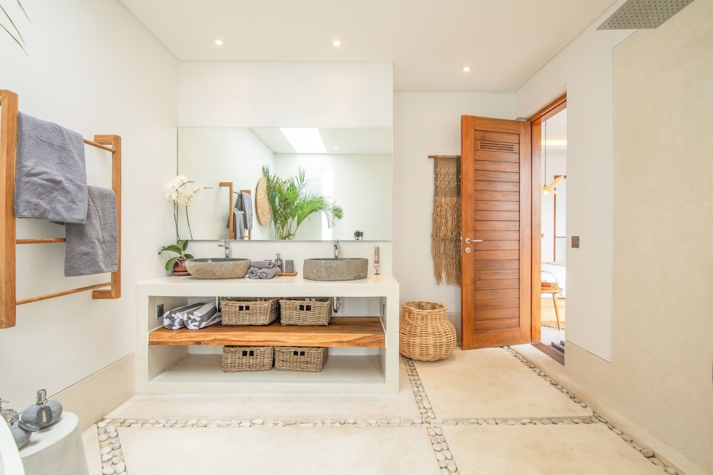 Coastal Comfort: Cozy 4BR Villa, 5 Min Walk to Finns Beach