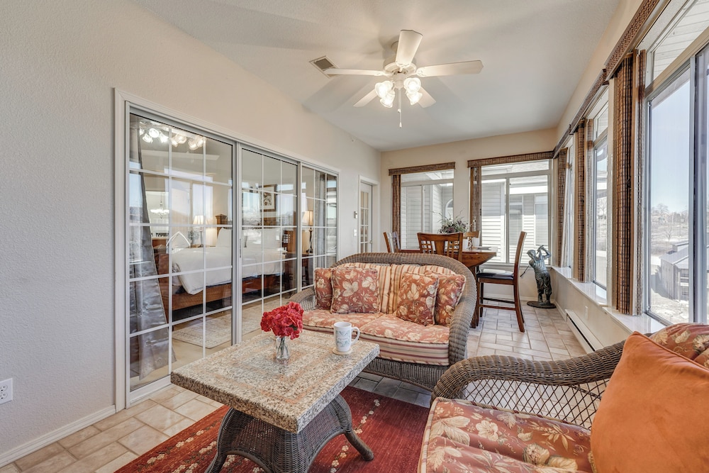 Walk to Branson Strip: Inviting Condo!