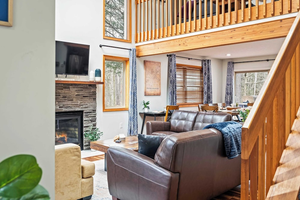 Rustic-chic Escape w/ Hot Tub, Fireplace & Nature Views Pine Woods Loft