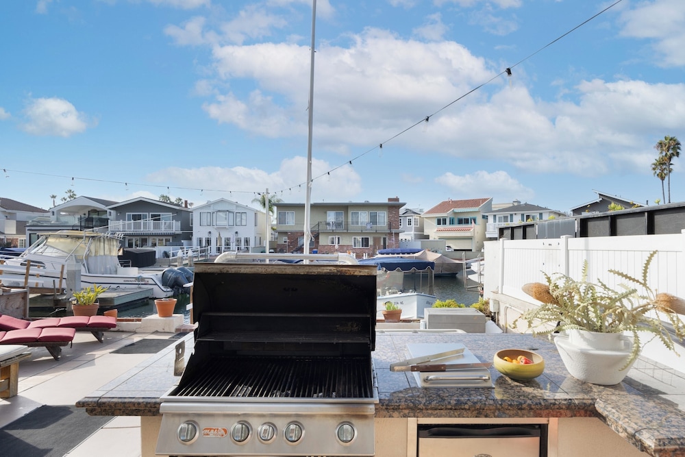 Canalfront Charmer by Avantstay Waterfront w/ Shared Dock + Hot Tub view 5