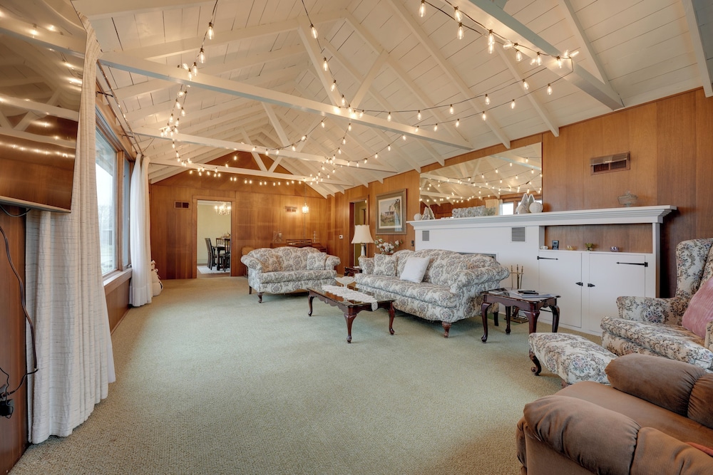 Cozy Hillsdale Home 1 Mi to Baw Beese Lake! - Property Image 33