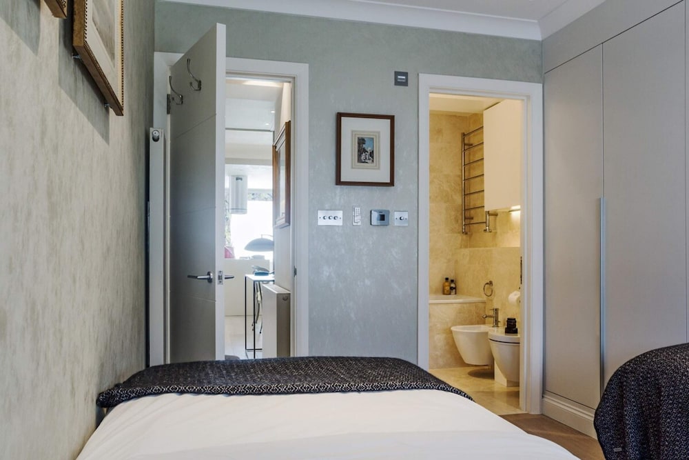 Beautiful 2 Bed 2 Bath Flat in South Kensington