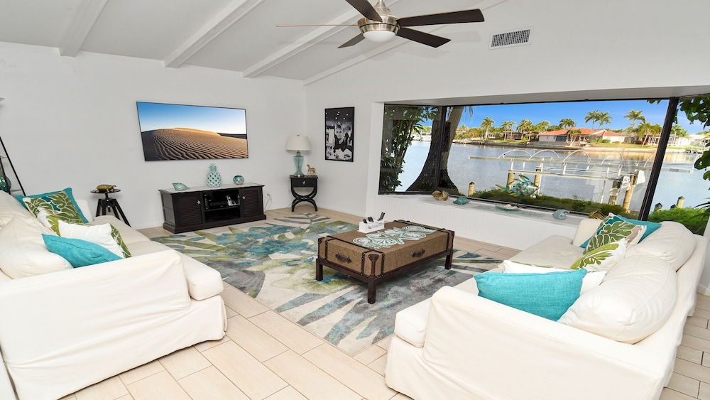 Amazing - 4 Bed Billiard Table Luxury Canal Pool