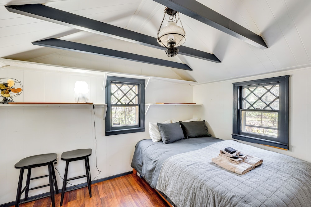 Historic Catskills Farmhouse Cottage by Belleayre