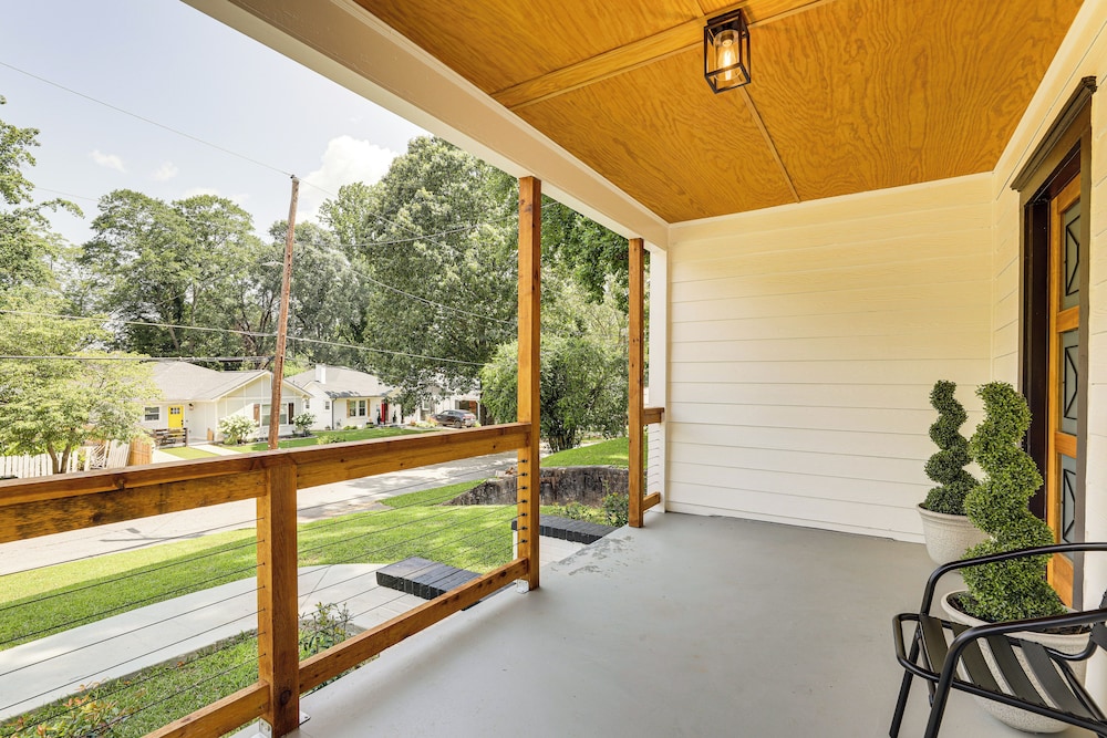 4 Mi to Aquarium & Arenas: Modern Atlanta Home