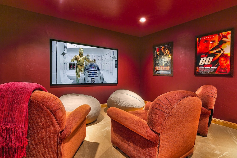 Telemark Luxury Retreat by Avantstay Stunning Views w Hot Tub Theatre Room and Pool Table