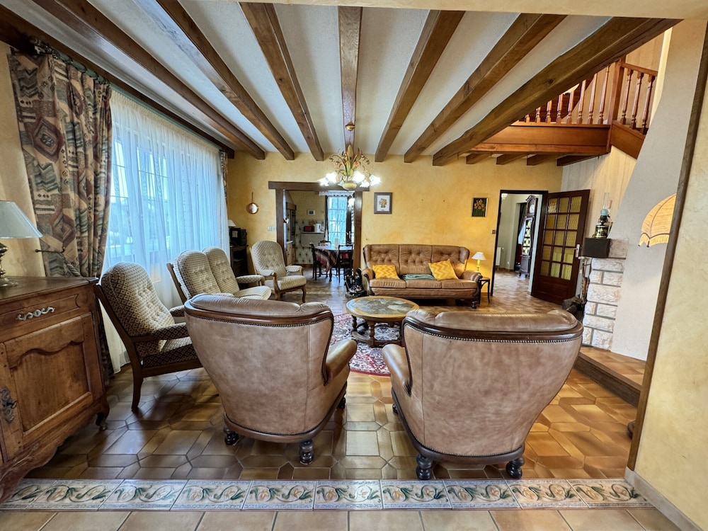 Spacious Group Stay Near Le Mans Circuit