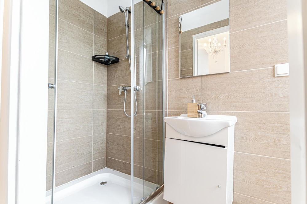 Stunning 12BR Floor For 24 People