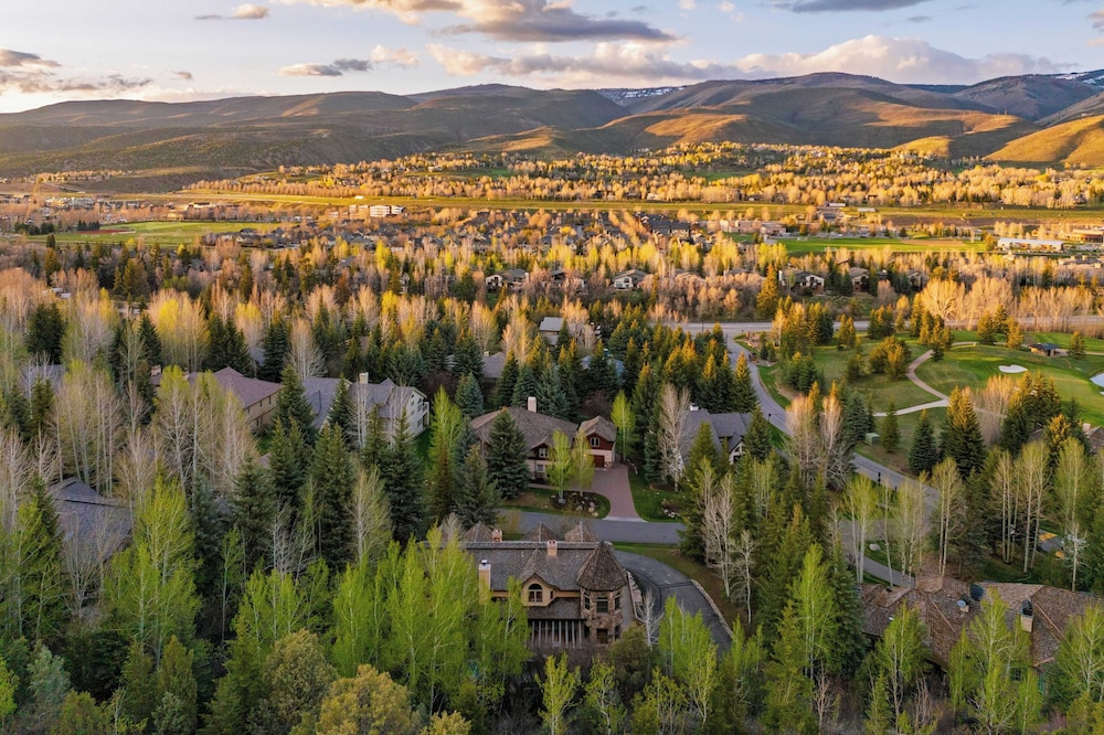 Cozy Edwards Retreat w/ Fireplace, Near Ski Resort Osprey Nest by Avantstay