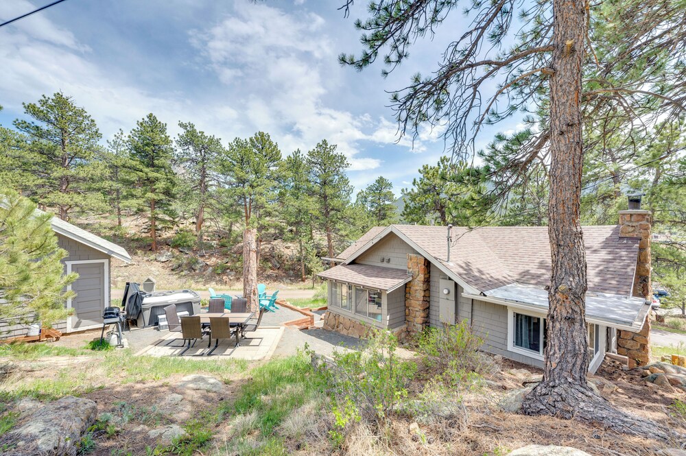Steps to Estes Lake: Mtn-view Hideaway w/ Hot Tub!