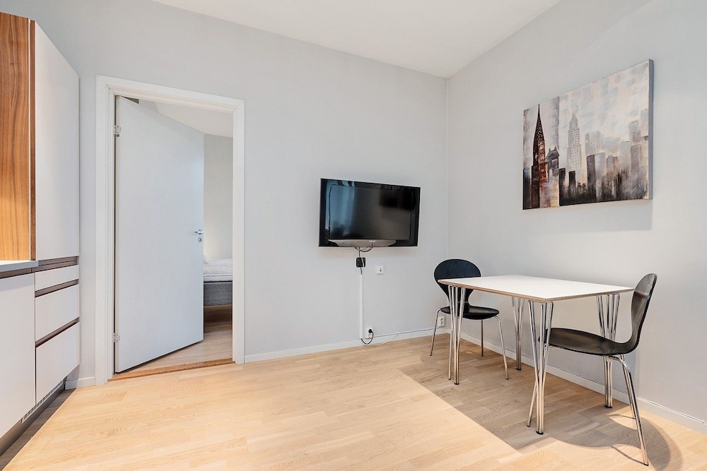 Newly Redecorated 1 Bedroom