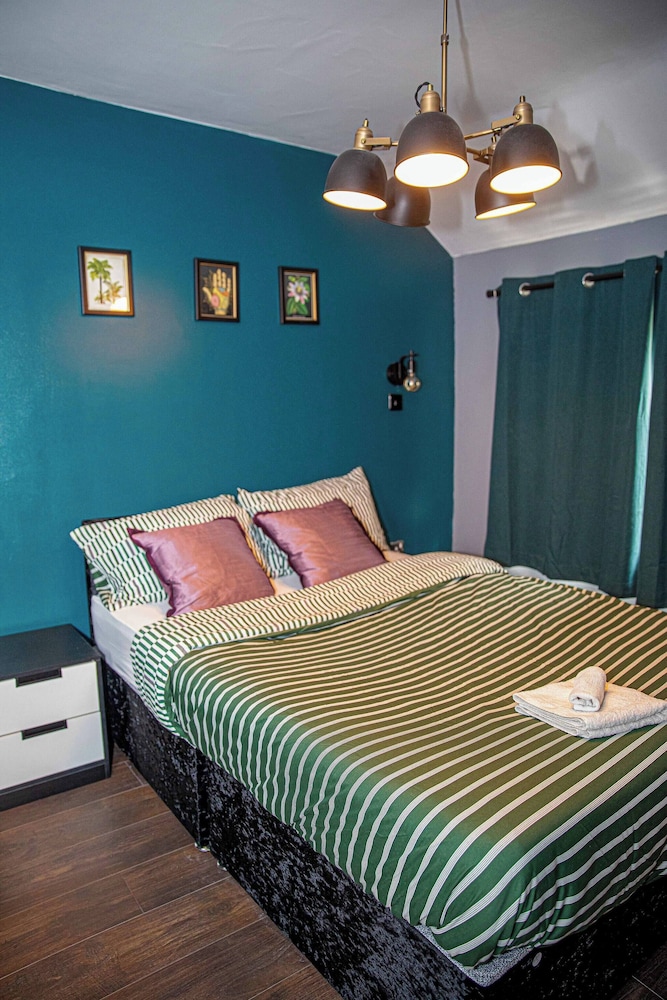 Home in Manchester Near Etihad Stadium - Parking