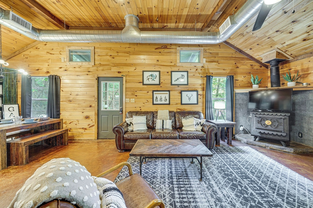 3 Mi to Beavers Bend State Park: Hot Tub Hideaway!