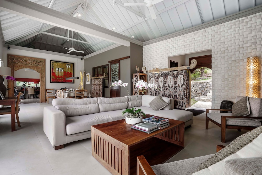 Villa Eden Roc by Alfred in Bali - Luxury Beachfront 3BR Villa With Infinity Pool Amed