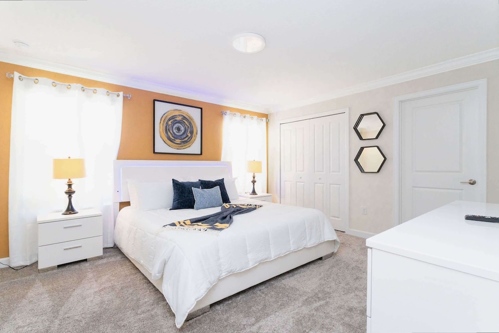 Stylish 4Bd w Lake View Pool Kids Themed Room