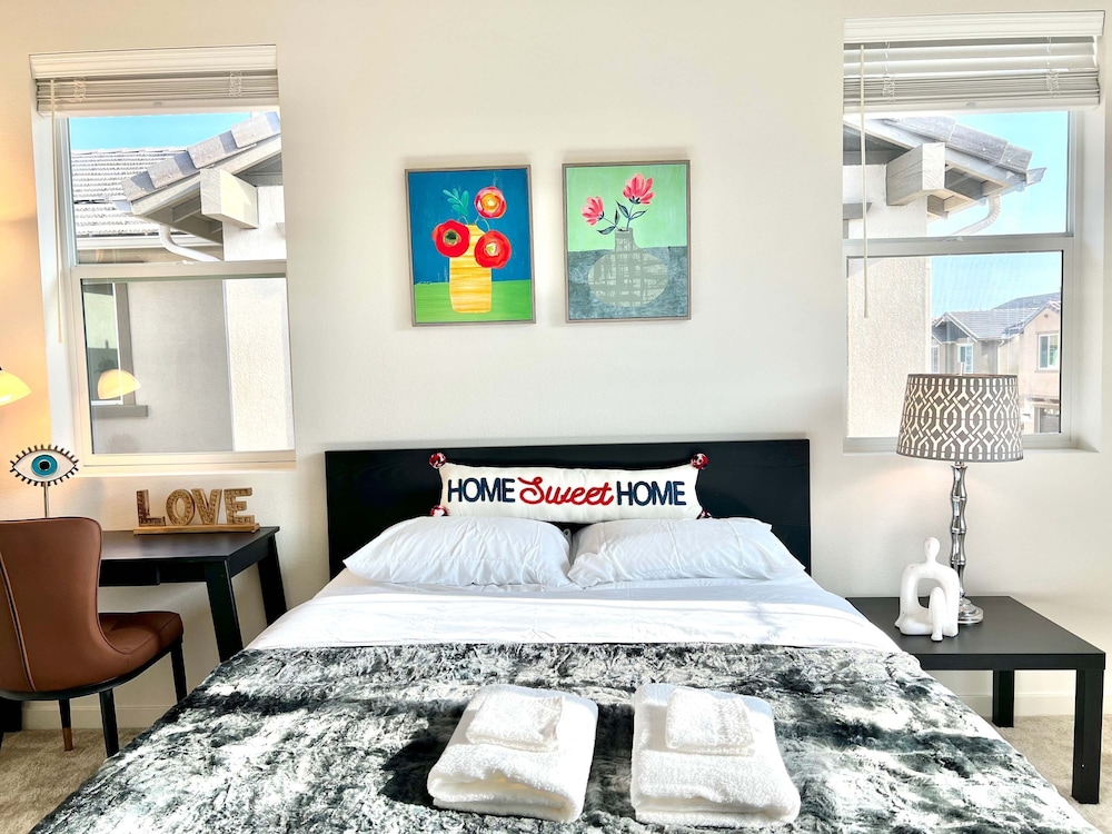 Sunny Stylish Near LA 4BR Home w Desks Lounge
