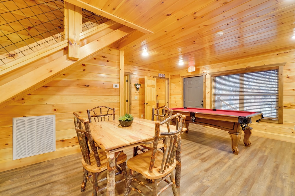 12 Mi to Gsmnp: Cabin w/ Game Room in Sevierville