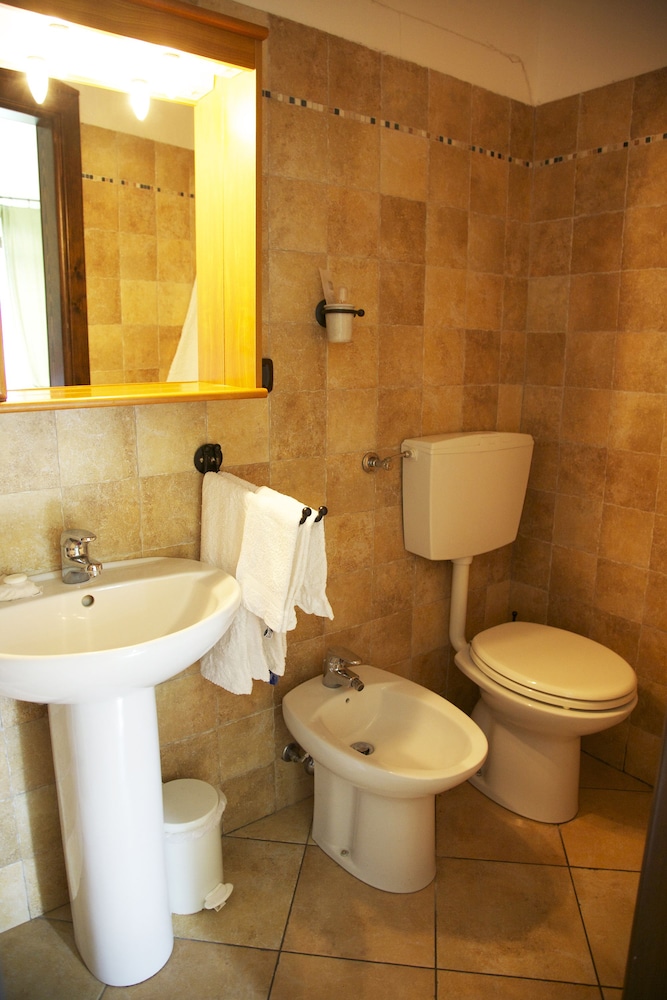 Chalet sul lago Hotel In Montagna