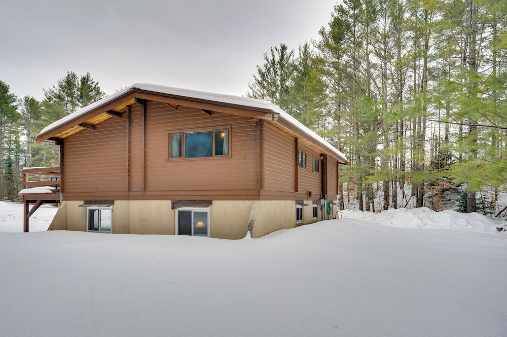Hike & Ski: Cabin w/ Fireplace in Franconia!